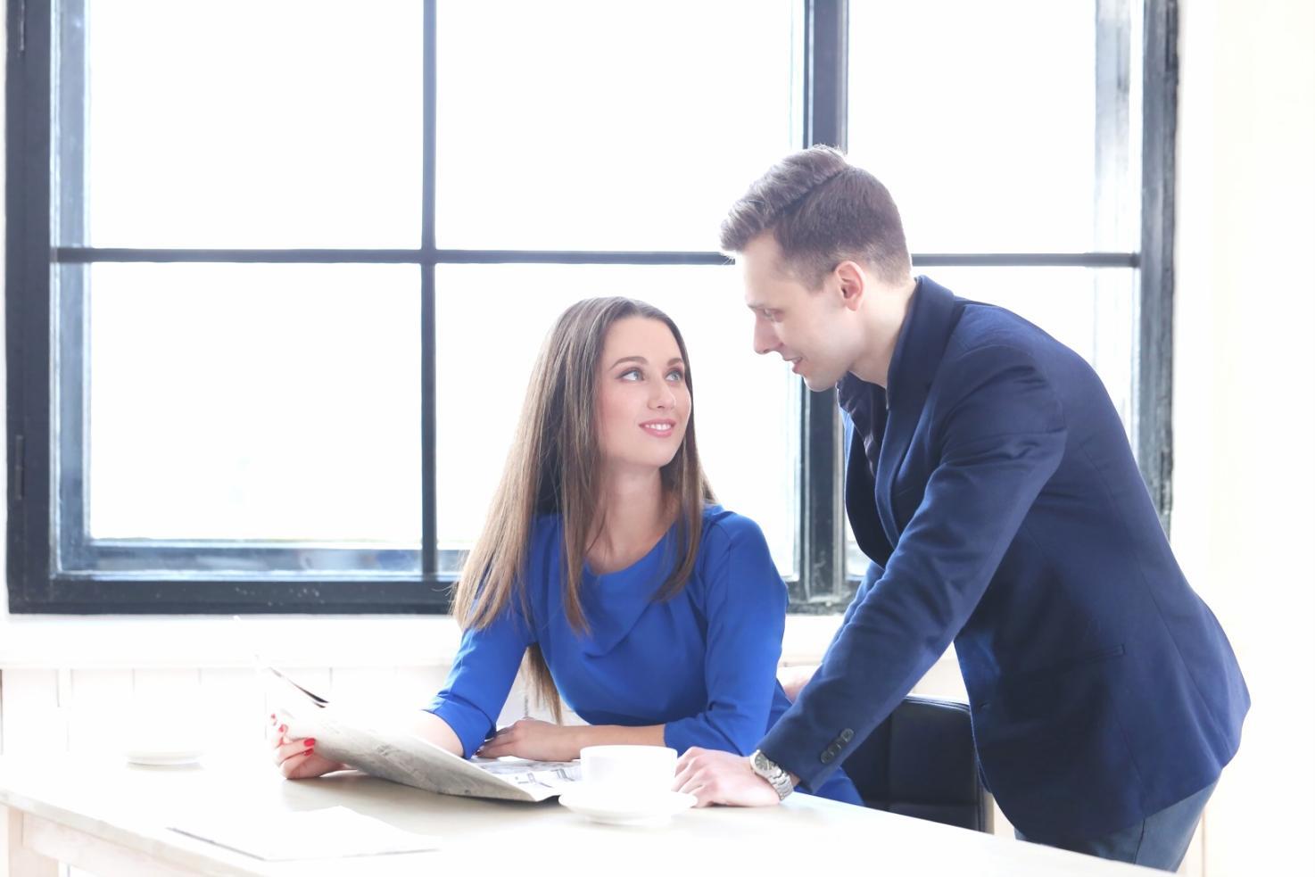 Teilnehmer arbeiten gemeinsam an einem Finanzkonzept